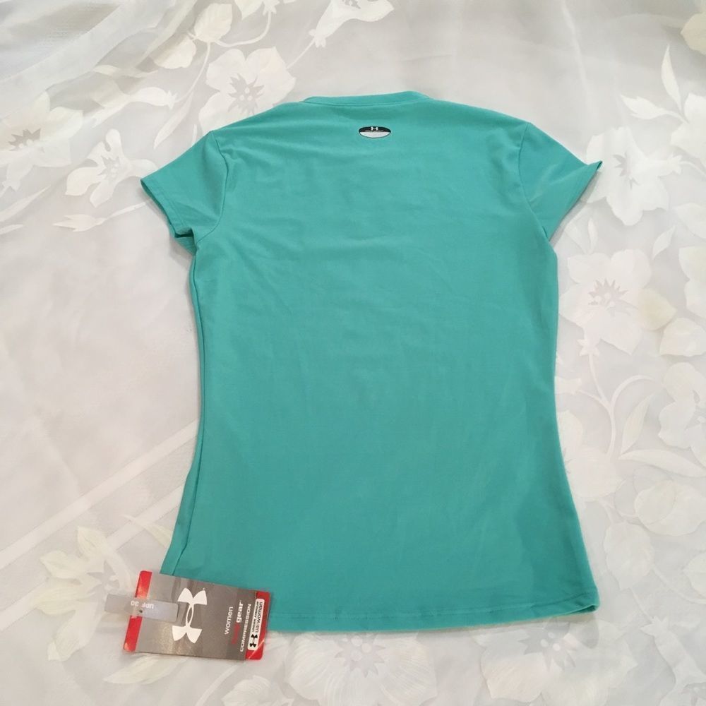 NWT Under Armour Woman Heatgear Compression Top - Picture 3 of 4
